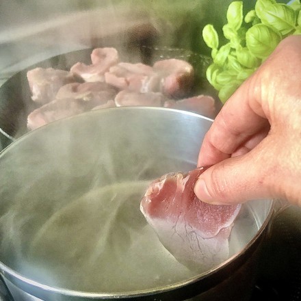 Fleisch richtig saftig braten: Zuerst in kochendes Wasser