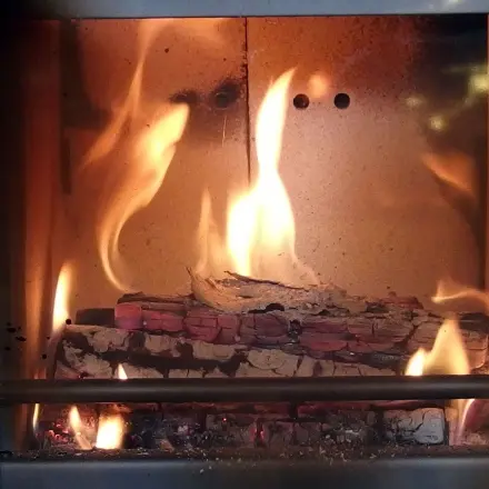 Ofenglas / Kaminglas mit Reinigungskissen reinigen