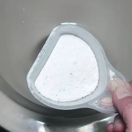 Der ewige Kampf gegen selbstbräunende Klos: Waschpulver