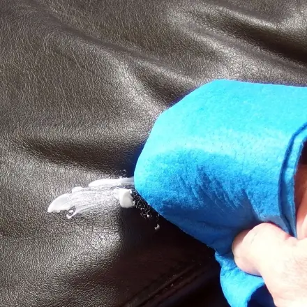 Auffrischen von Lederpolstern