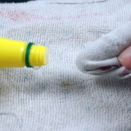 Flecken von hellem Teppich entfernen mit Zitronensaft