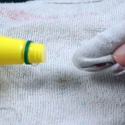 Flecken von hellem Teppich entfernen mit Zitronensaft