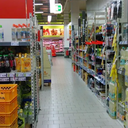 Regale im Supermarkt