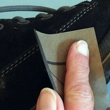 Wildlederschuhe mit Schmirgelpapier säubern