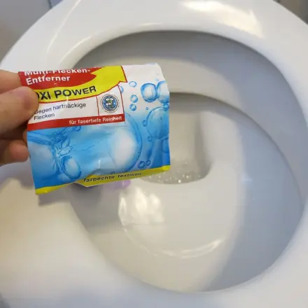 Toilettenbecken reinigen mit Fleckensalz