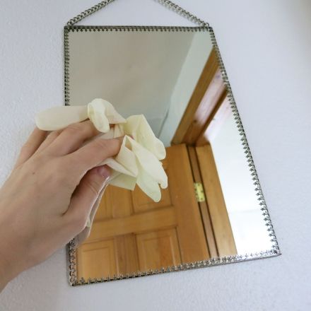 Spiegel mit Gummihandschuhen streifenfrei