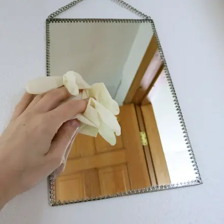 Spiegel mit Gummihandschuhen streifenfrei