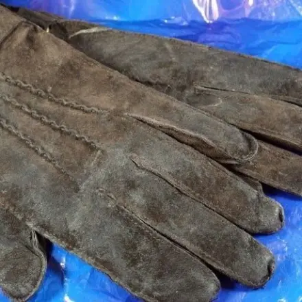 Wildleder mit Feinwaschmittellösung reinigen