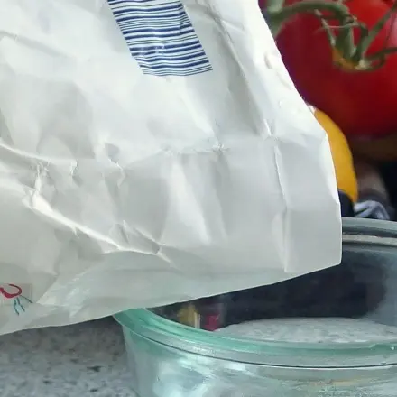 Fruchtfliegen los werden mit Zuckerwasser