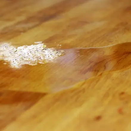 Verschüttetes Öl vom Boden entfernen