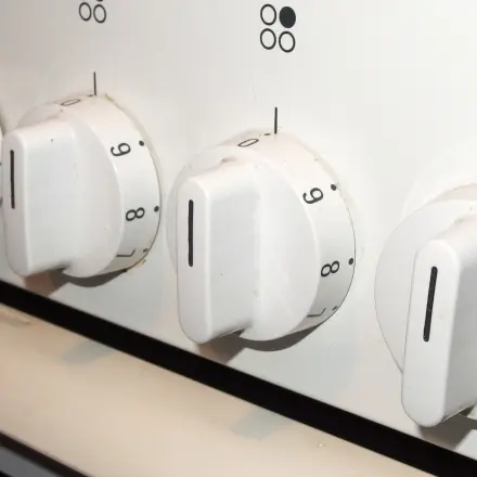 Elektroherd-Schalter mit Backofenspray reinigen