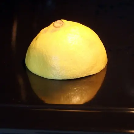 Backofengerüche mit Zitronen vertreiben