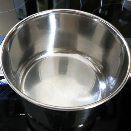 Angebranntes Öl aus Kochtöpfen entfernen