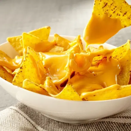 Tortilla-Chips mit Käse aus der Mikrowelle
