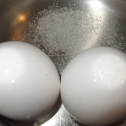 Ei mit Sprung? Trotzdem kochen: Mit Salz