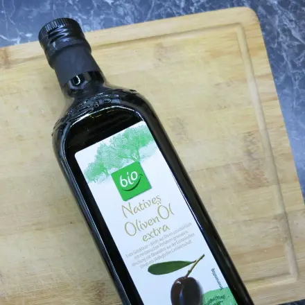 Holzbesteck mit Olvenöl behandeln