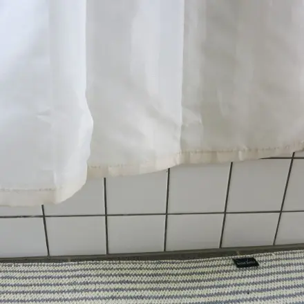 Duschvorhang II, "brauner Rand am Rändelband", ohne Abnehmen