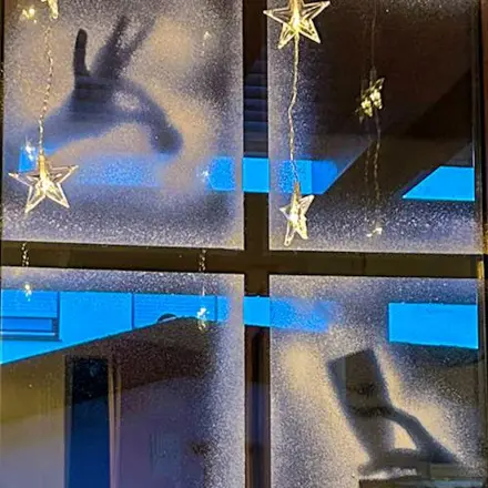 Schneebilder am Fenster mit Frischhaltefolie anbringen