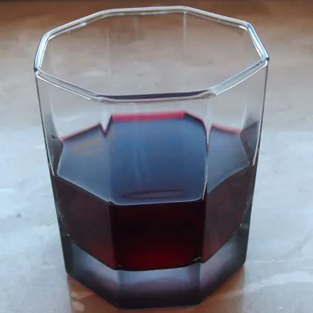 Johannisbeersaft mit heißem Wasser gegen Halsweh & Heiserkeit