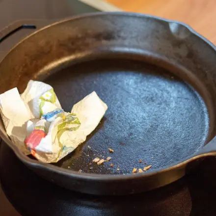 Gusseisen-Pfannen reinigen