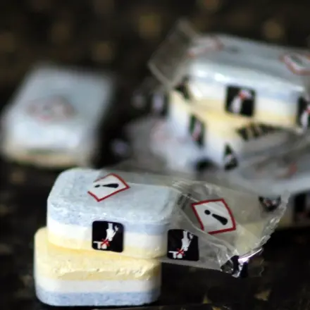 Verkrusteten Gasherd mit Spülmaschinentab reinigen