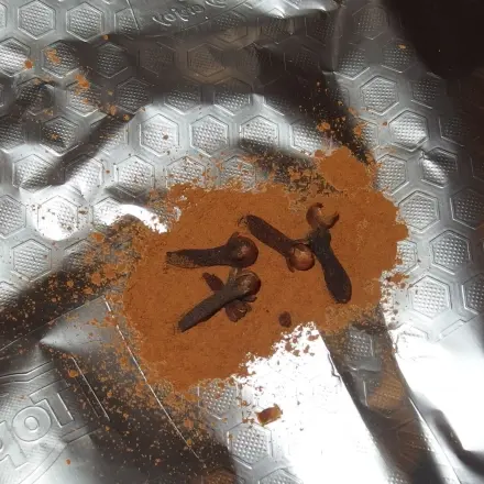 Kochgeruch mit Nelken und Zimt vertreiben