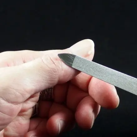 Sekundenkleber auf der Haut mit Nagelfeile entfernen