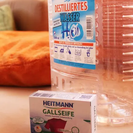 Mikrofaserpolster mit Gallseife & destilliertem Wasser reinigen