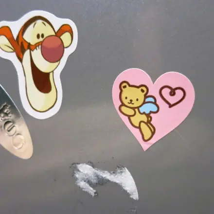 Aufkleber auf Küchenschränken mit Margarine entfernen