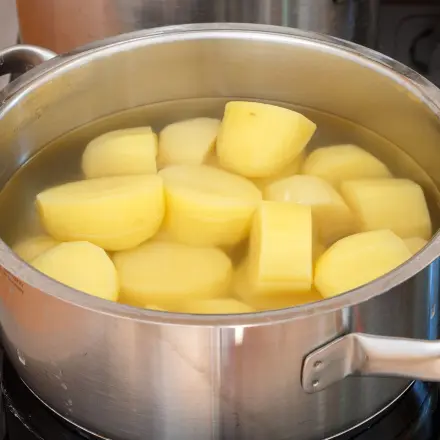 Weiß lackierte Schränke und Türen