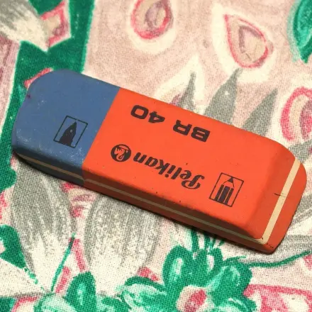 Verschmierten Kaugummi aus Stoffen mit Radiergummi entfernen