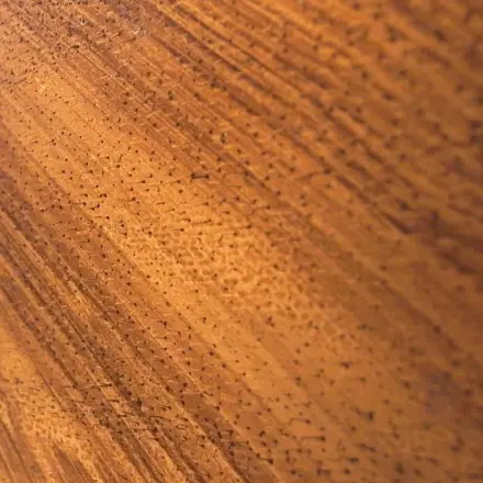 Kerzenwachs auf Holz