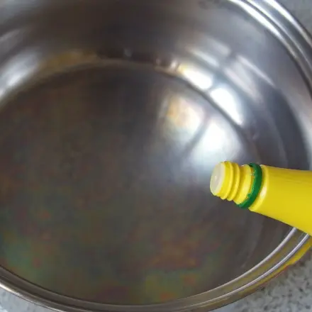 Töpfe schimmern regenbogenartig? Nimm Zitronensäure