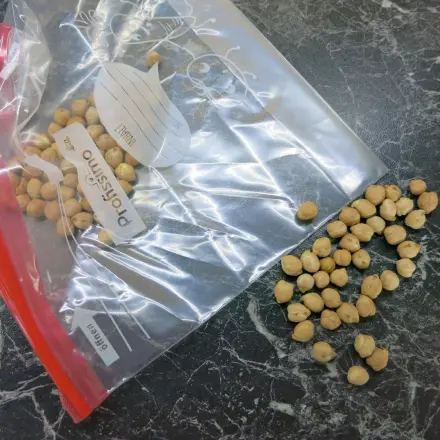 Ziploc-Beutel mit Trockenerbsen gegen leichte Kopfschmerzen