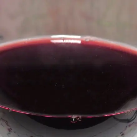 Rotweinflecken von Tapete oder Wand entfernen