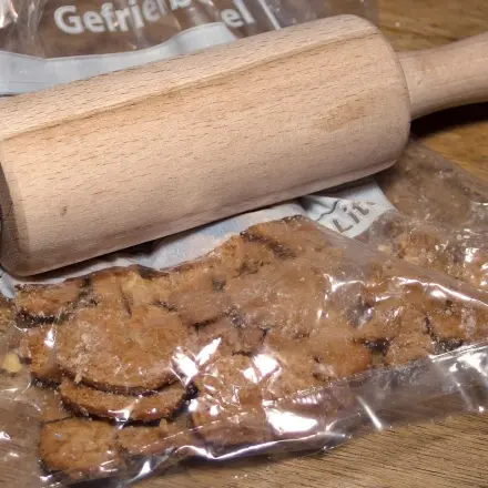 Kekse oder Löffelbiskuits im Gefrierbeutel zerkrümeln