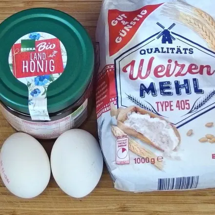 Weiche, reine Haut mit Honig, Mehl, Ei und Wasser
