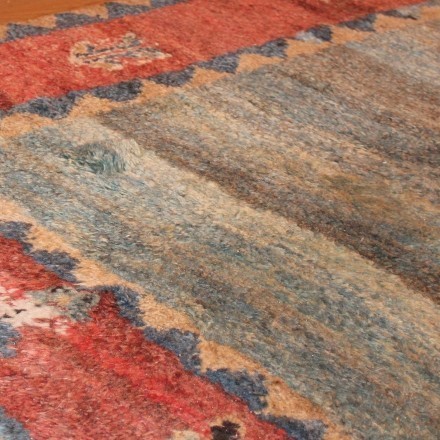 Ölflecken auf dem Teppich mit Öl-Handreiniger entfernen