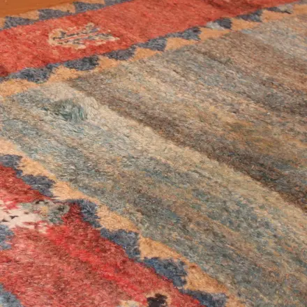 Ölflecken auf dem Teppich mit Öl-Handreiniger entfernen