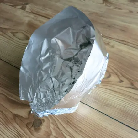 Schicker Hut aus Alufolie