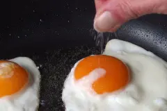 Spiegelei richtig gewürzt