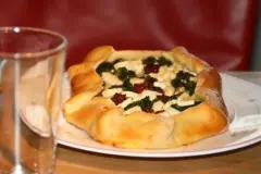 Pide mit Spinat und Schafskäse