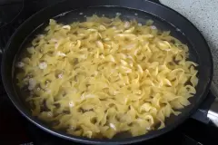 Nudeln in der Pfanne kochen