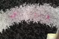 Nagellack auf dunklem Teppichboden entfernen