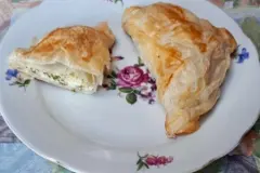Gefüllte Blätterteigtaschen mit Feta
