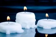 Kerzenwachs auf Glastisch