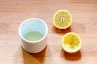 Mit Zitronensaft gegen lästige Obstfliegen