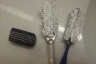 Haarbürsten und Kämme mit Rasierschaum reinigen