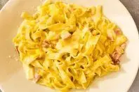 Pasta Carbonara mit geräuchertem Schinken