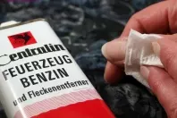 Kleberreste mit Feuerzeugbenzien entfernen